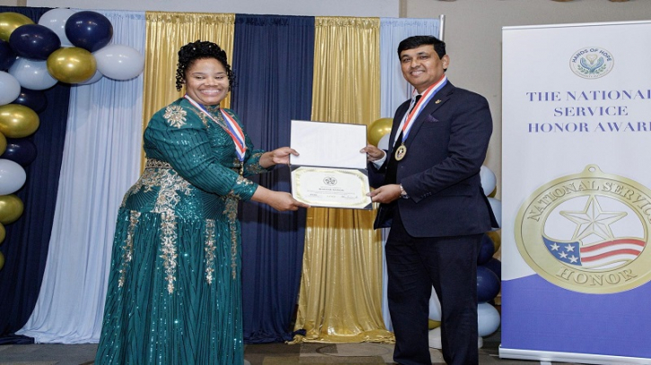 অনার অ্যাওয়ার্ড পেলেন নবযুগ সম্পাদক সাগর