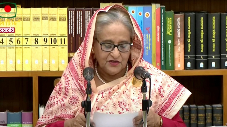 দুটি স্যুটকেসে কী নিয়ে দেশ  ছেড়েছেন শেখ হাসিনা