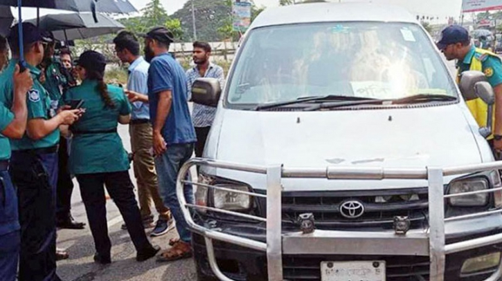 স্টিকার লাগানো গাড়িতে সংশ্লিষ্ট ব্যক্তি না থাকলেই মামলা