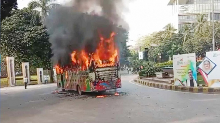 পঞ্চম দফার অবরোধে পুড়ল ১৮ যানবাহন পঞ্চম দফার অবরোধে পুড়ল ১৮ যানবাহন