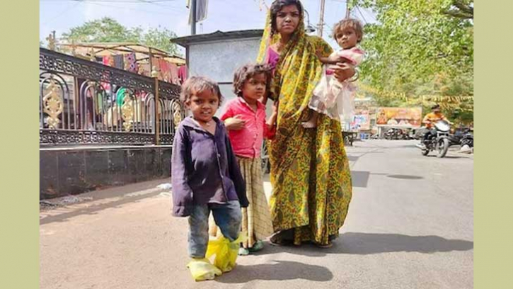 জুতা কেনার টাকা নেই, দরিদ্র মায়ের শিশুসন্তানদের পলিথিন পরা ছবি ভাইরাল জুতা কেনার টাকা নেই, দরিদ্র মায়ের শিশুসন্তানদের পলিথিন পরা ছবি ভাইরাল