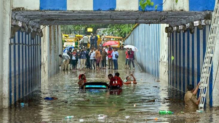 ভারতে আন্ডারপাসে ডুবল গাড়ি, প্রাণ গেল তরুণীর